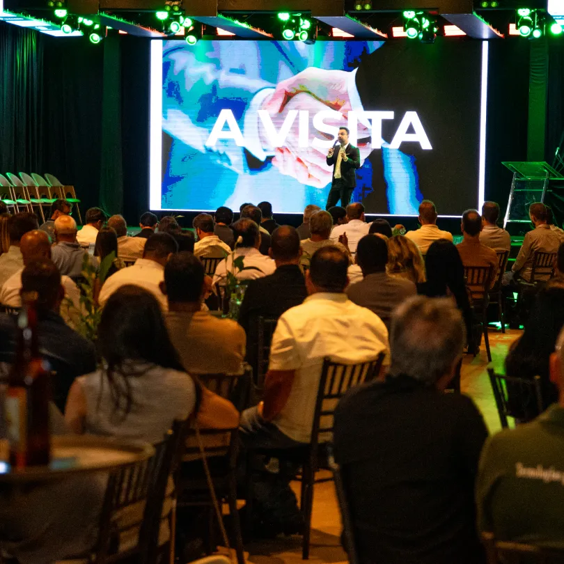 Wal Macedo em evento com empresários